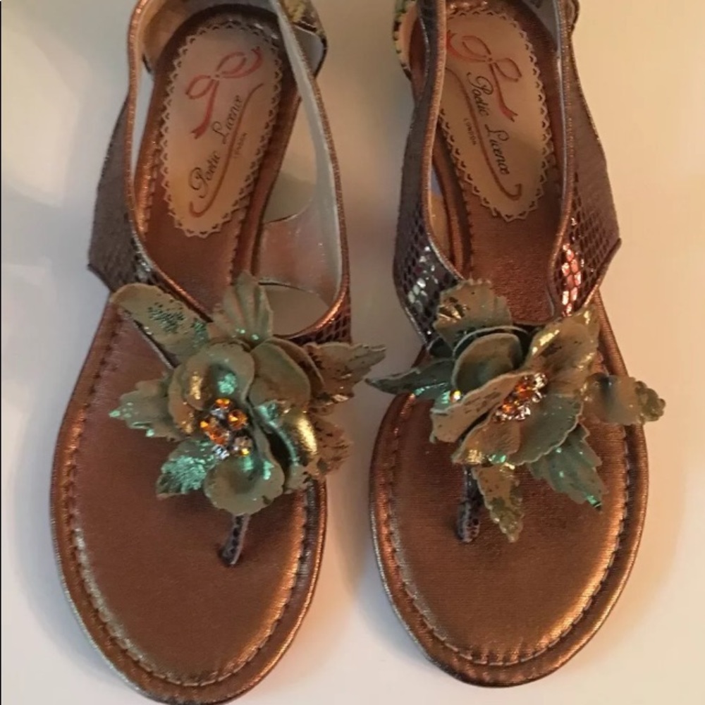 Poetic Licence Thong Sandal Island Surprise Flower